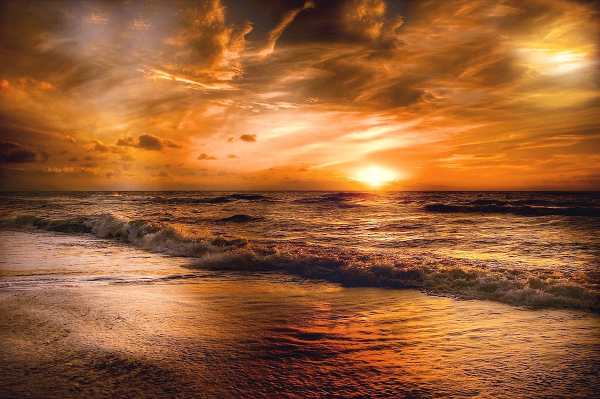 pôr do sol sobre a ia e o mar