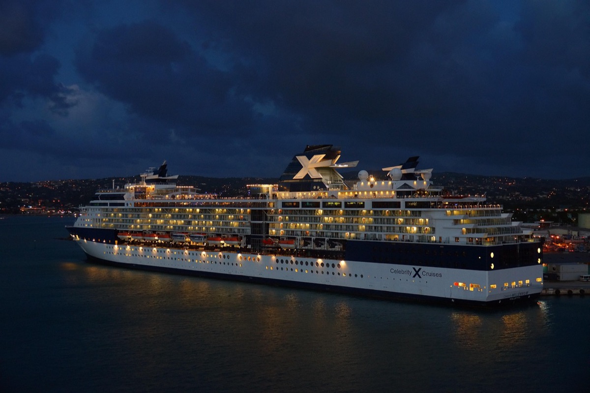 Cruise ship à la sortie du coucher de soleil à Santorini