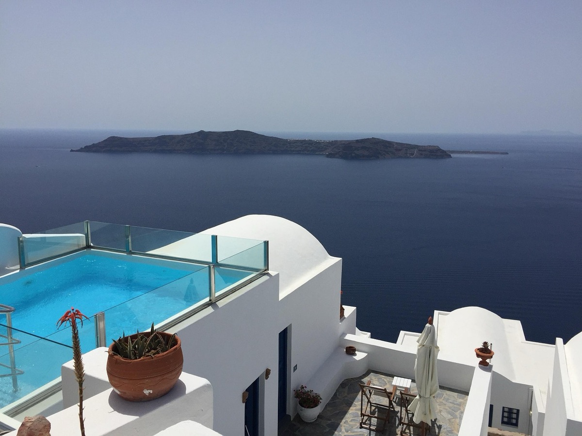 Santorini witte gebouwen met blauwe zee