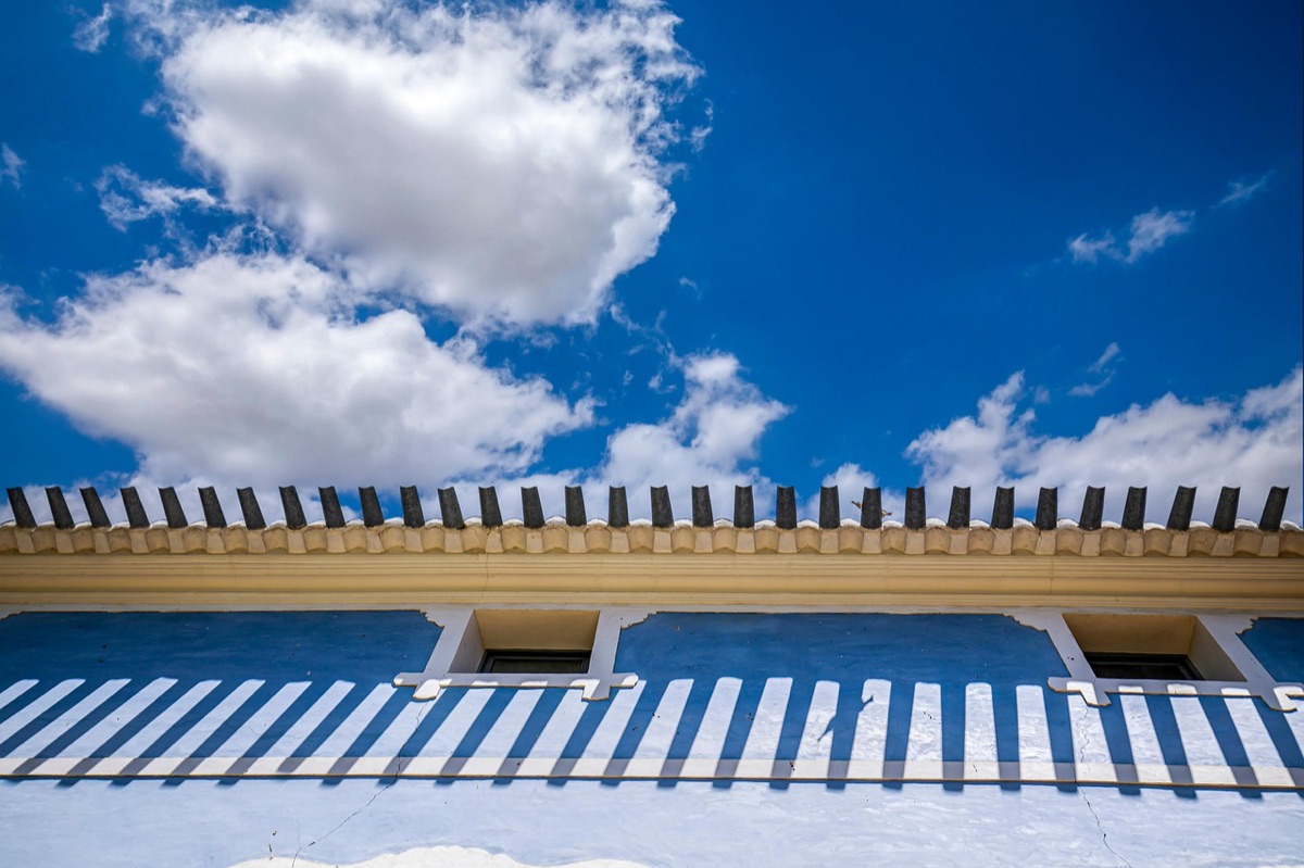 edifício branco com o mar azul de fundo