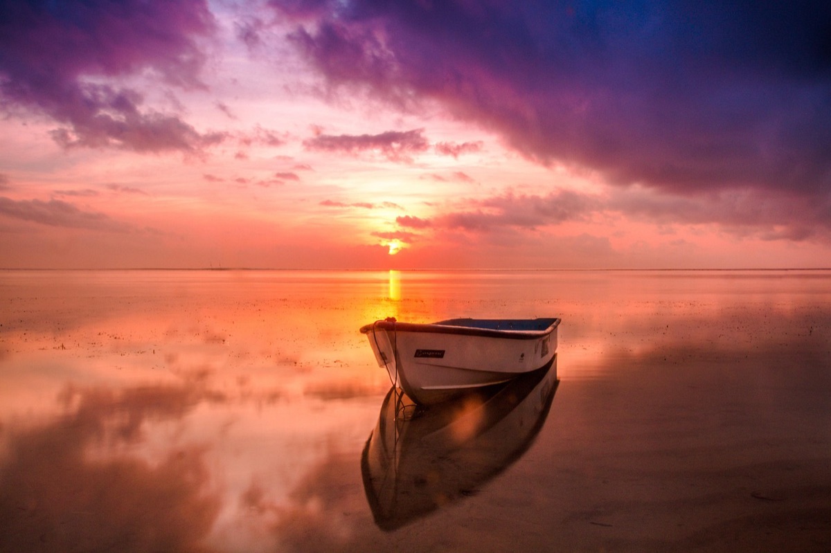 Reflet de la mer au coucher du soleil à Santorini