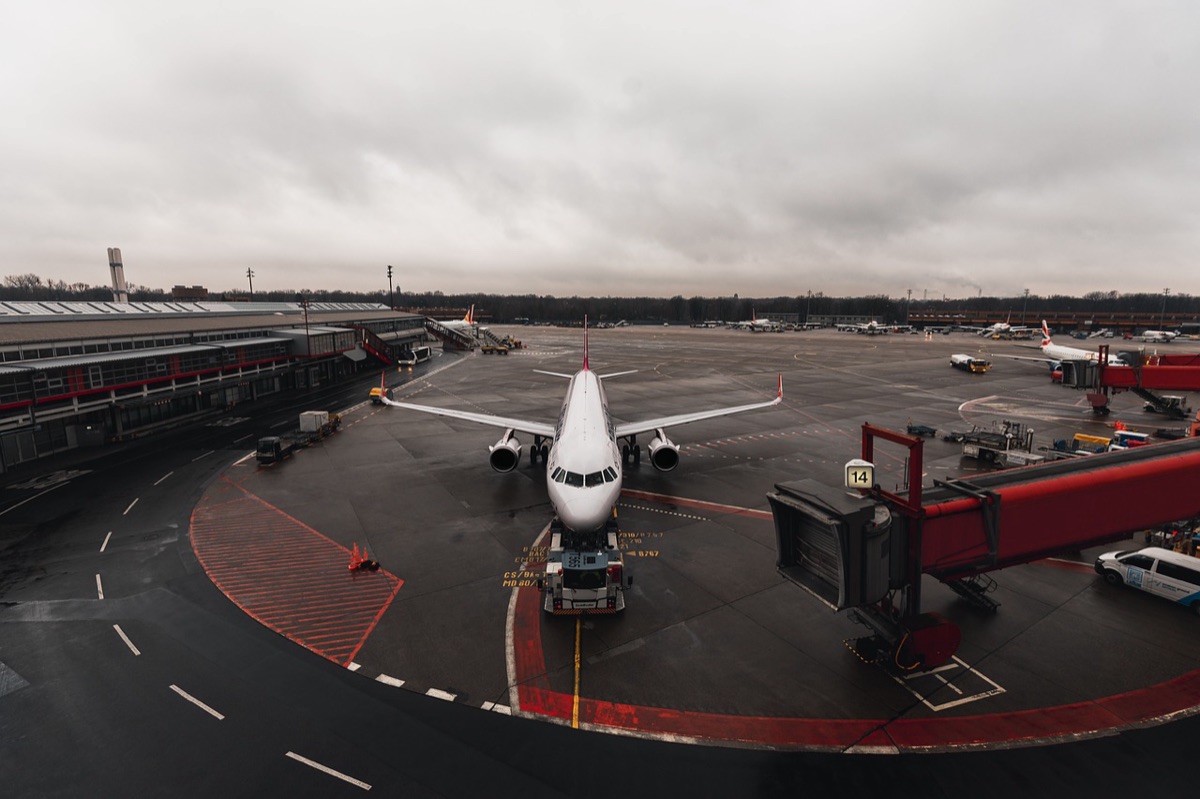 산토리니 공항 터미널, 수하물 카트와 태양 가림물
