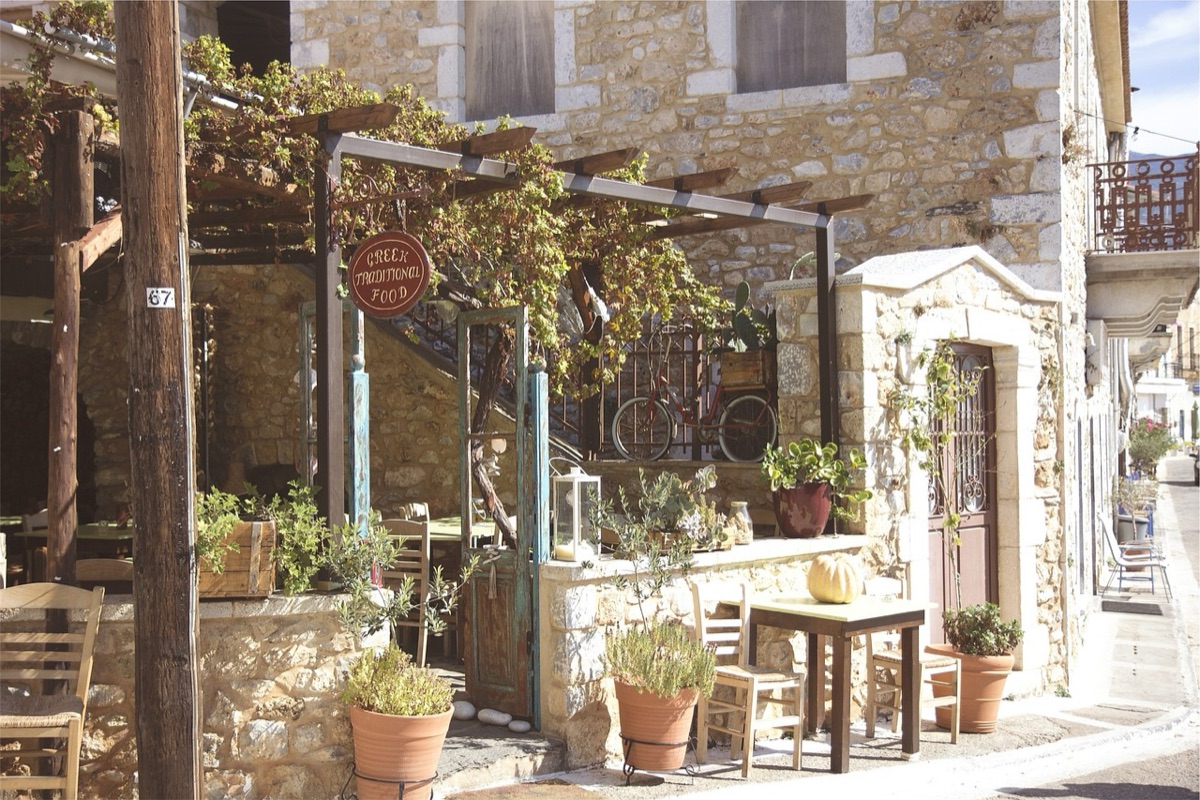 Locale griechische restaurant mit traditionellen tischen und gässchen