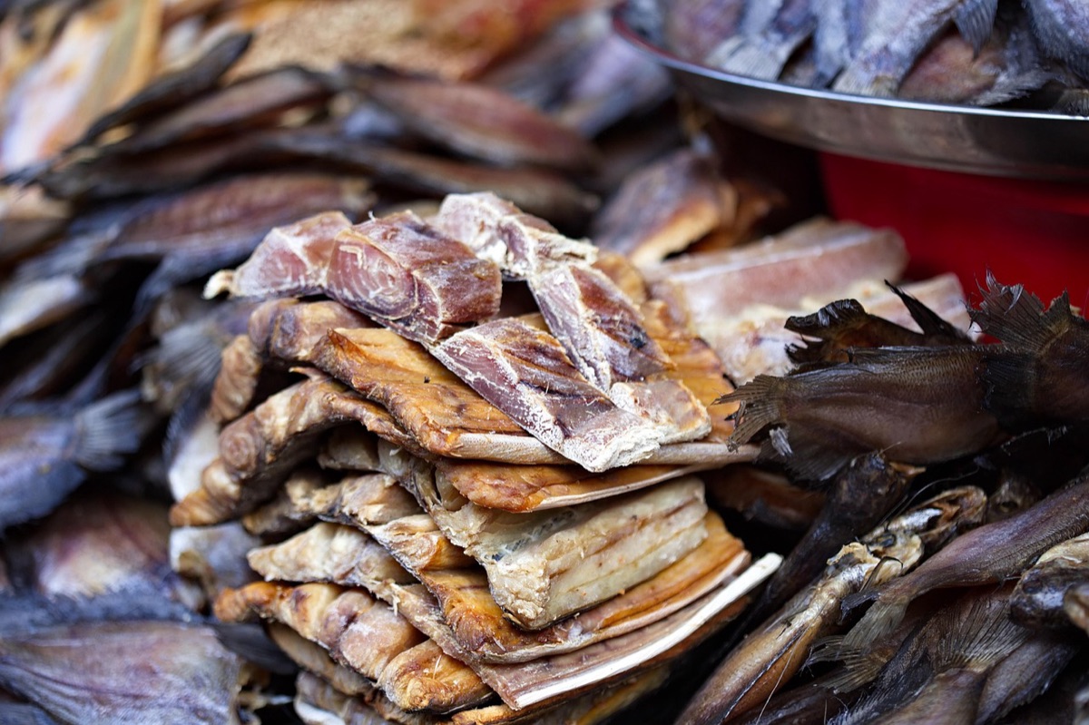 marche de poissons locaux à santorini
