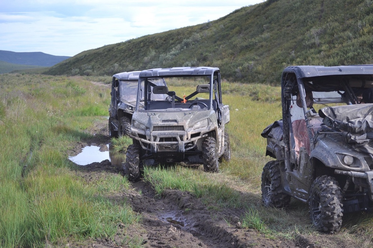 Un uomo incastrato in un ATV che attraversa il caldera di Santorini