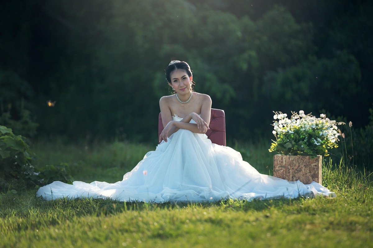 Robe de mariage blanche sur sable