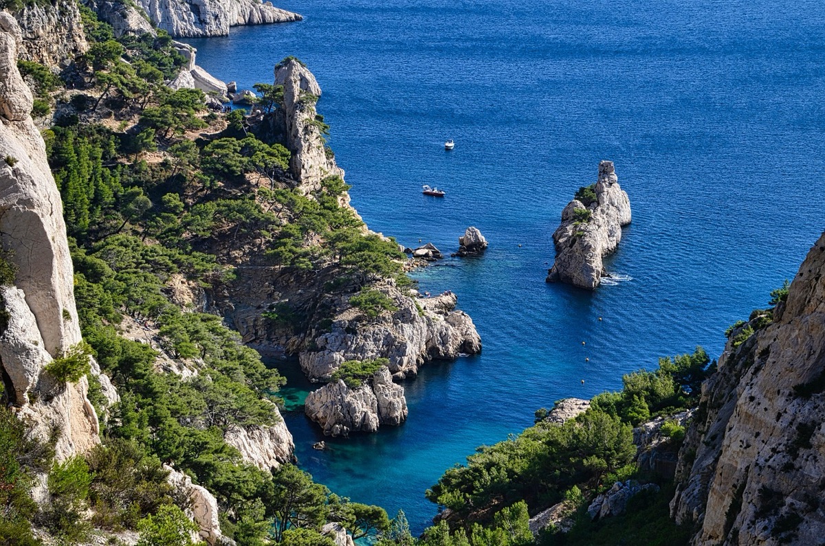 une mer bleue à la falaise