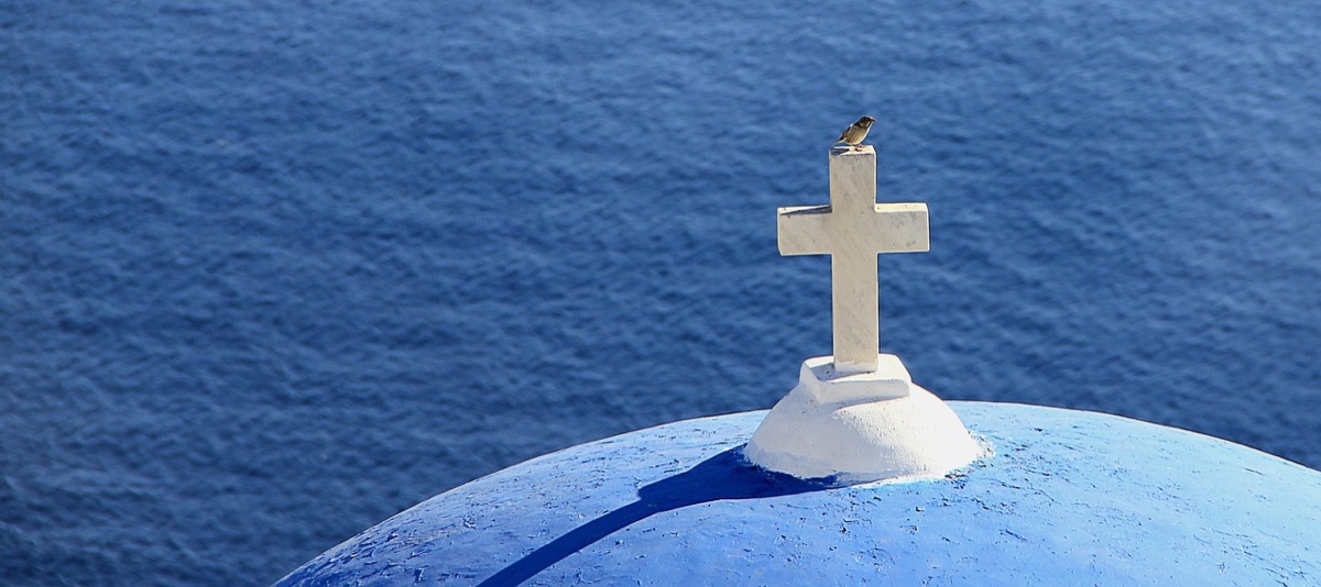 Una casa bianca con porta blu a Santorini