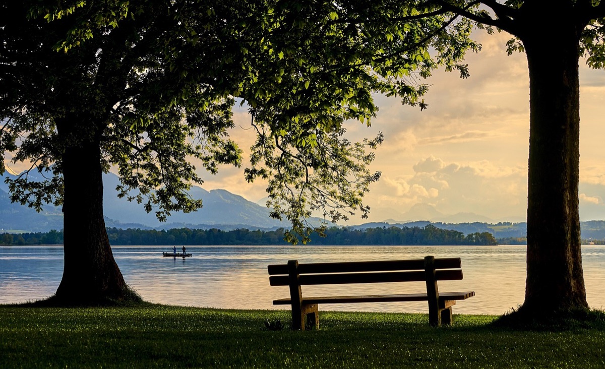 Banc de pierre blanche à coucher de soleil