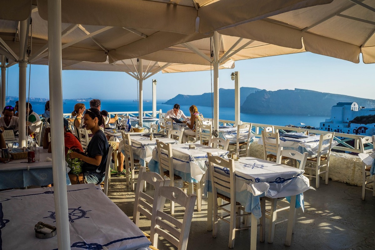 Tabela com pratos típicos de Santorini