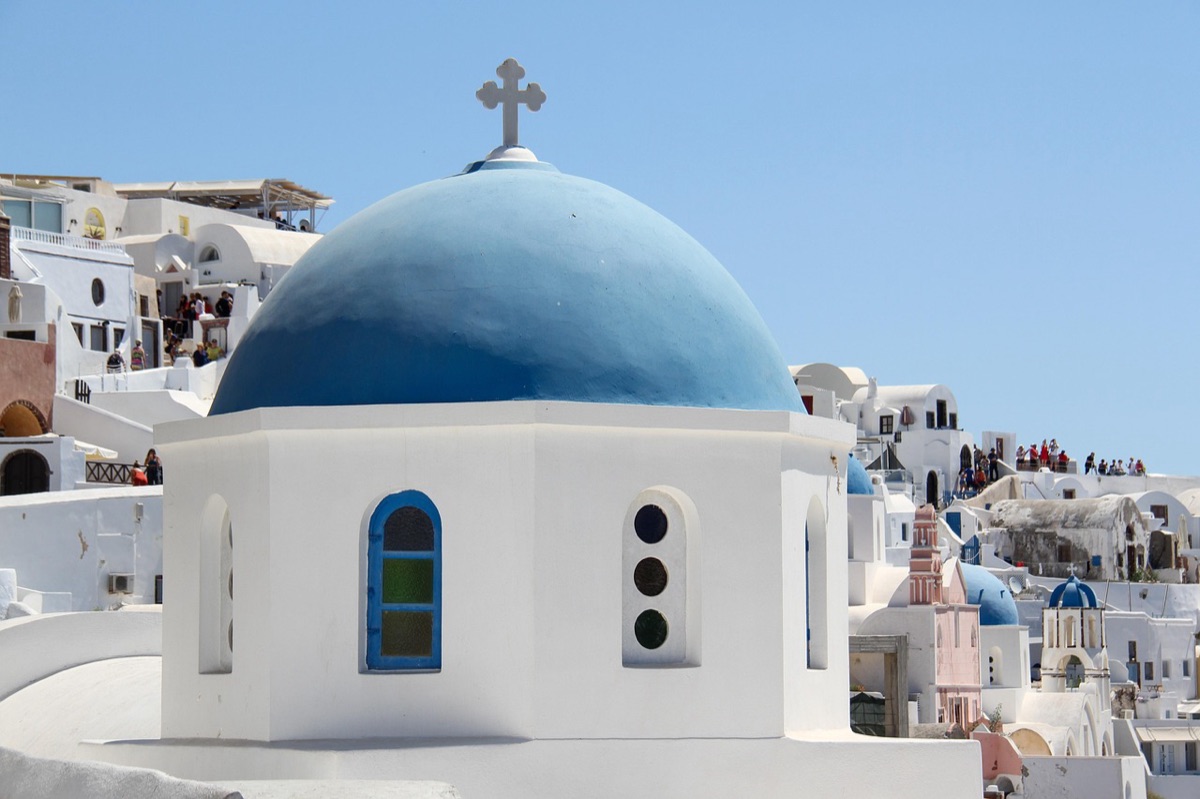 Santorini Strand mit Weißhäusern