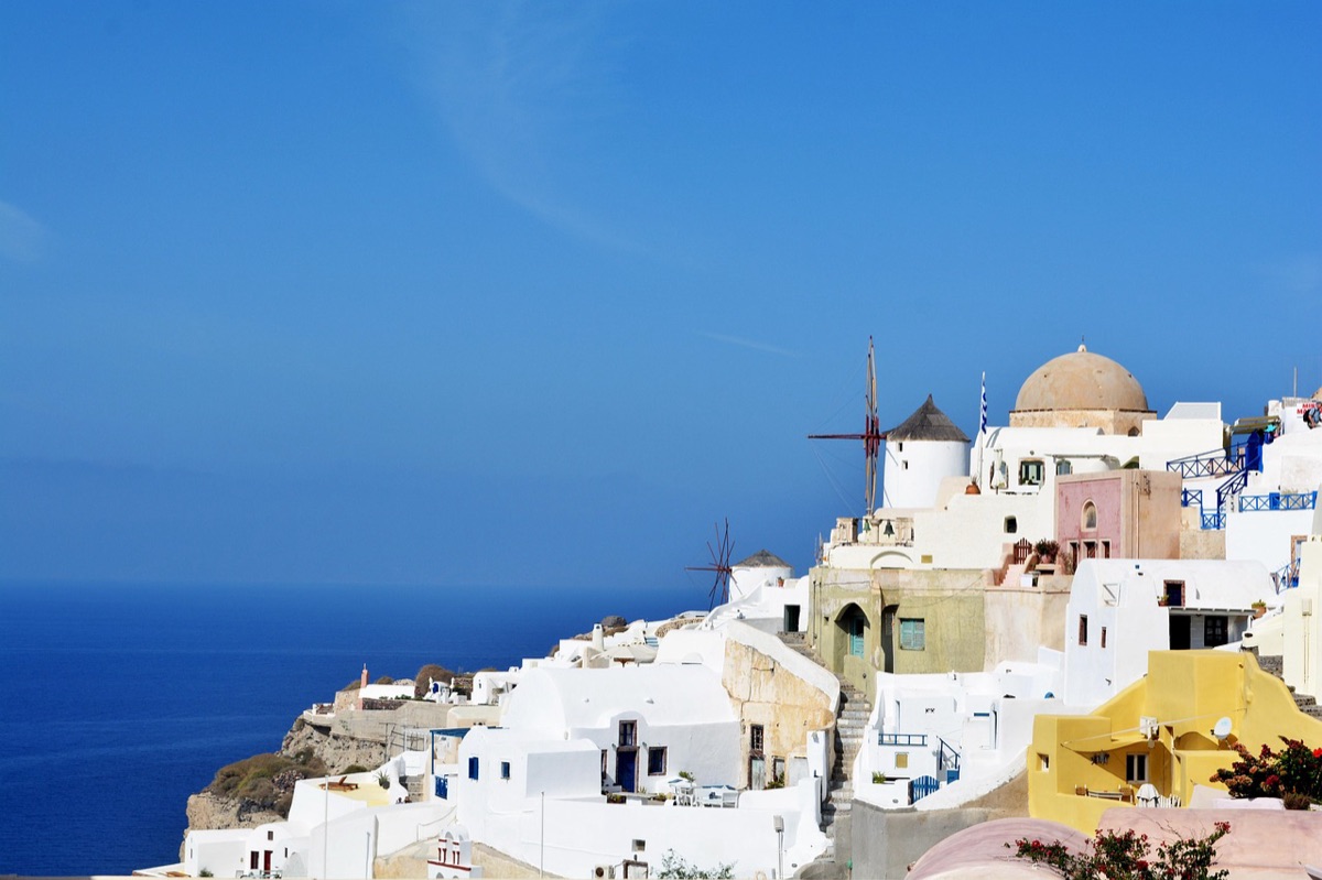 praia santorini com casas brancas