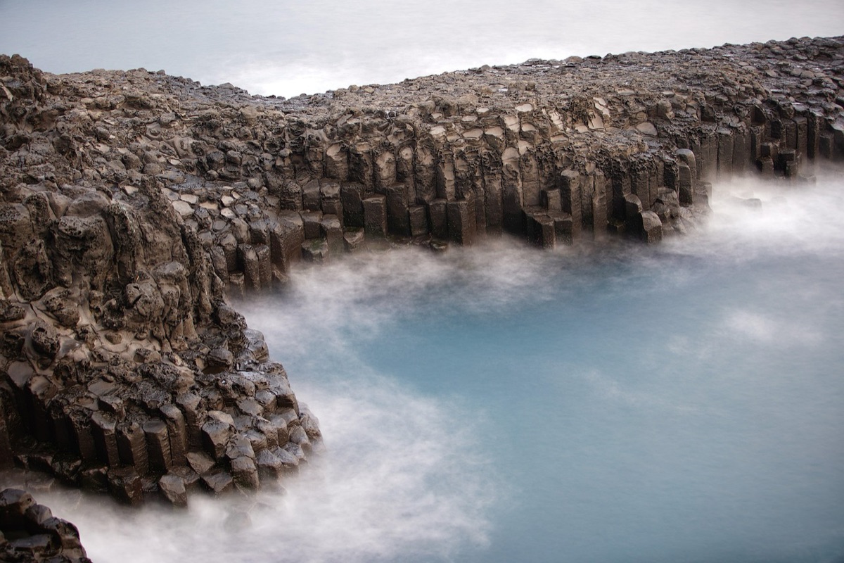 formazione rocciosa in santorini