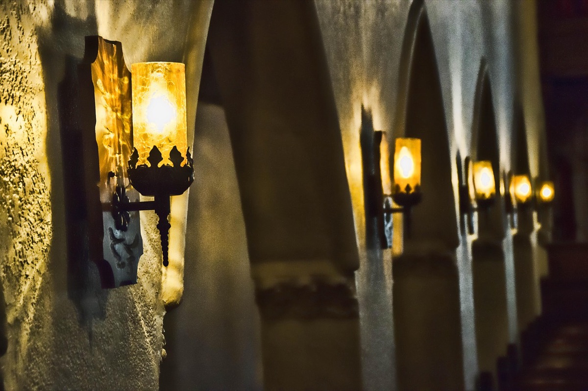igreja vermelha com paredes brancas