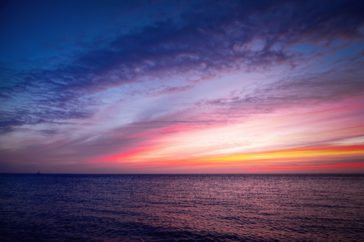 Un paesaggio di tramonto che si svolge lungo la costa italiana